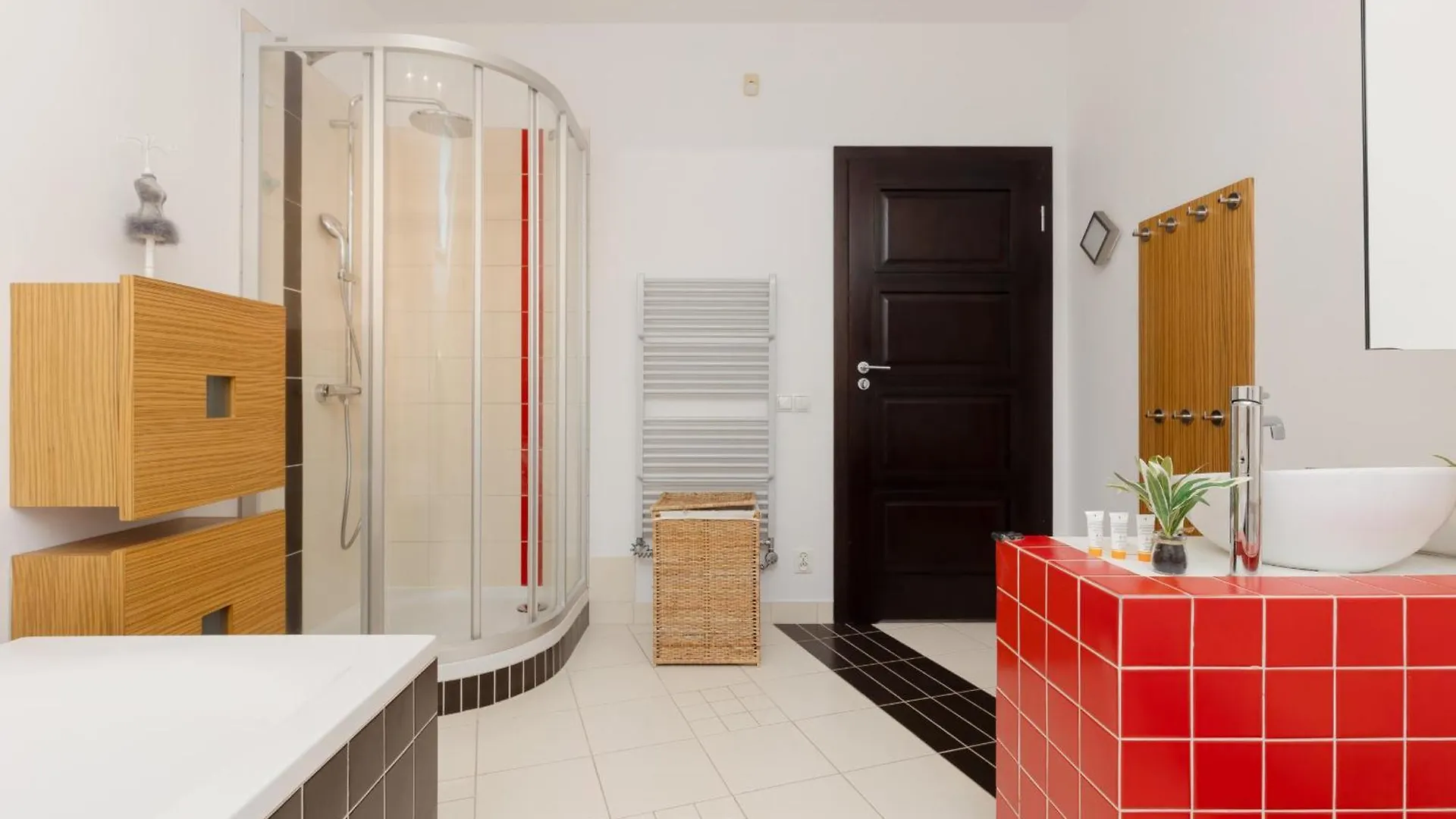 Spacious Two-Story 4-Bedroom House With Parking And Garden In Warsaw By Noclegi Renters