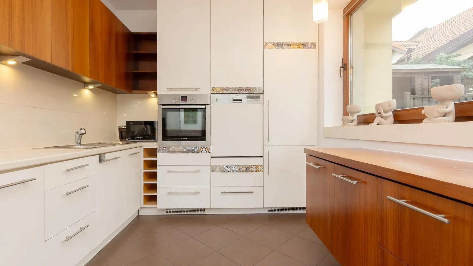 Spacious Two-Story 4-Bedroom House With Parking And Garden In Warsaw By Noclegi Renters