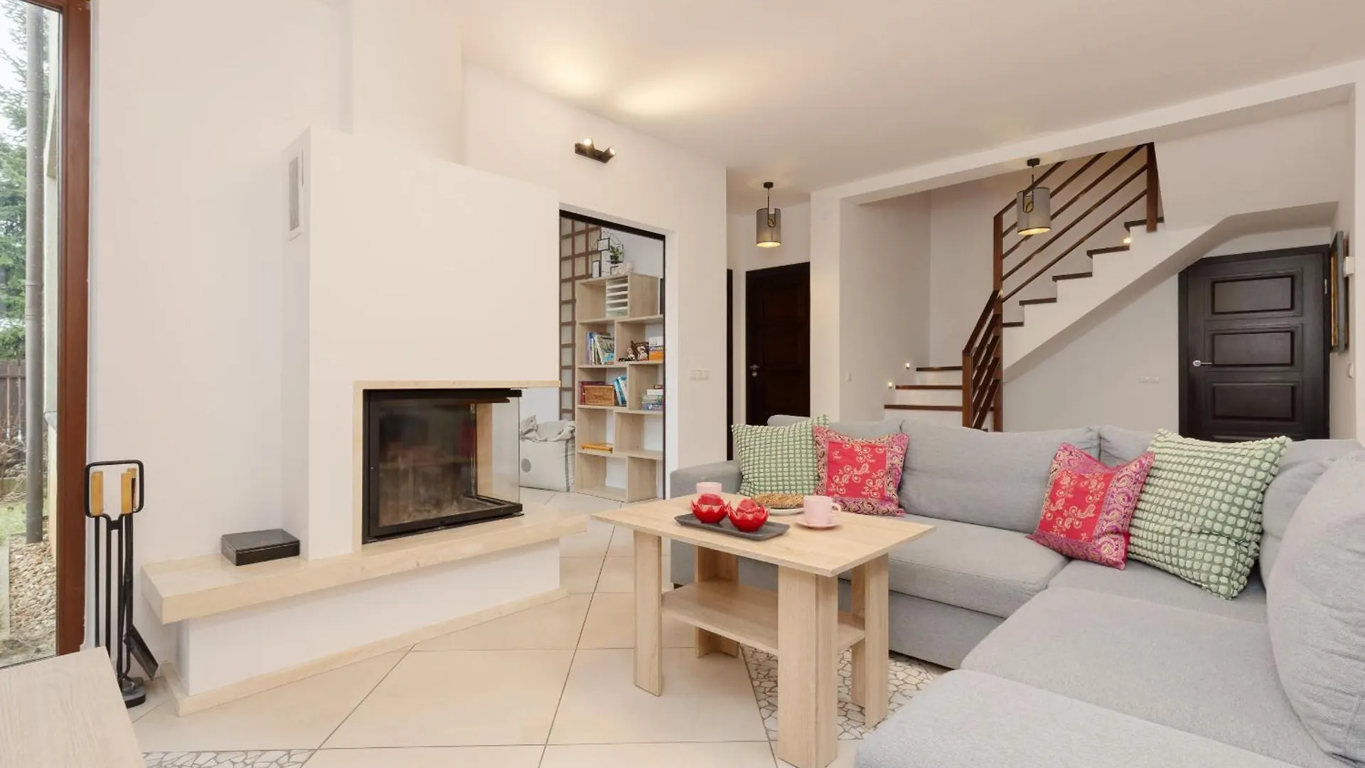 Spacious Two-Story 4-Bedroom House With Parking And Garden In Warsaw By Noclegi Renters